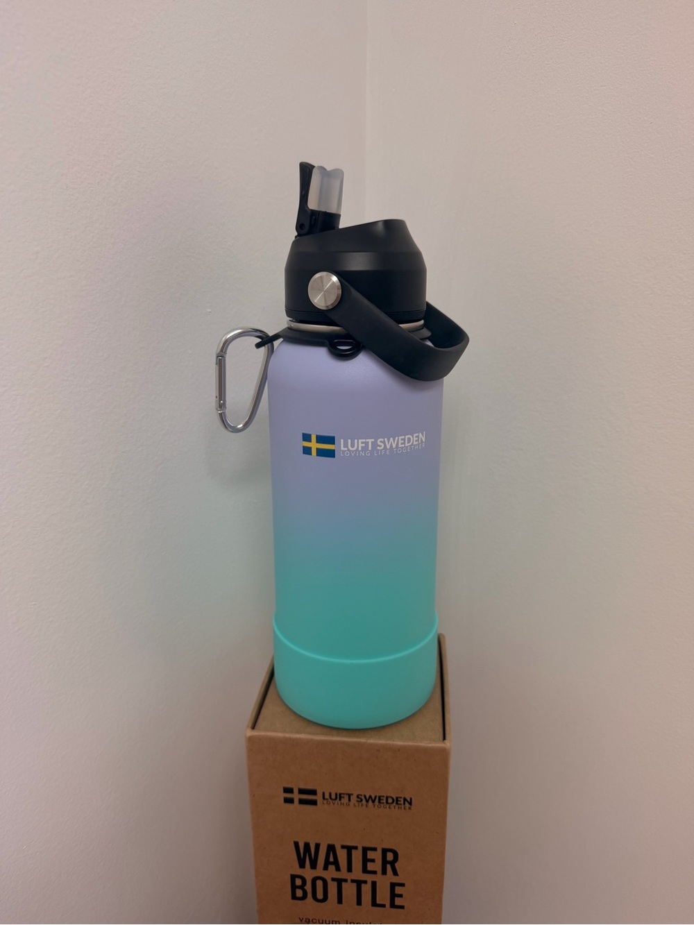 Lavender-to-Teal Gradient Vacuum Water Bottle - Picture 4 of 7